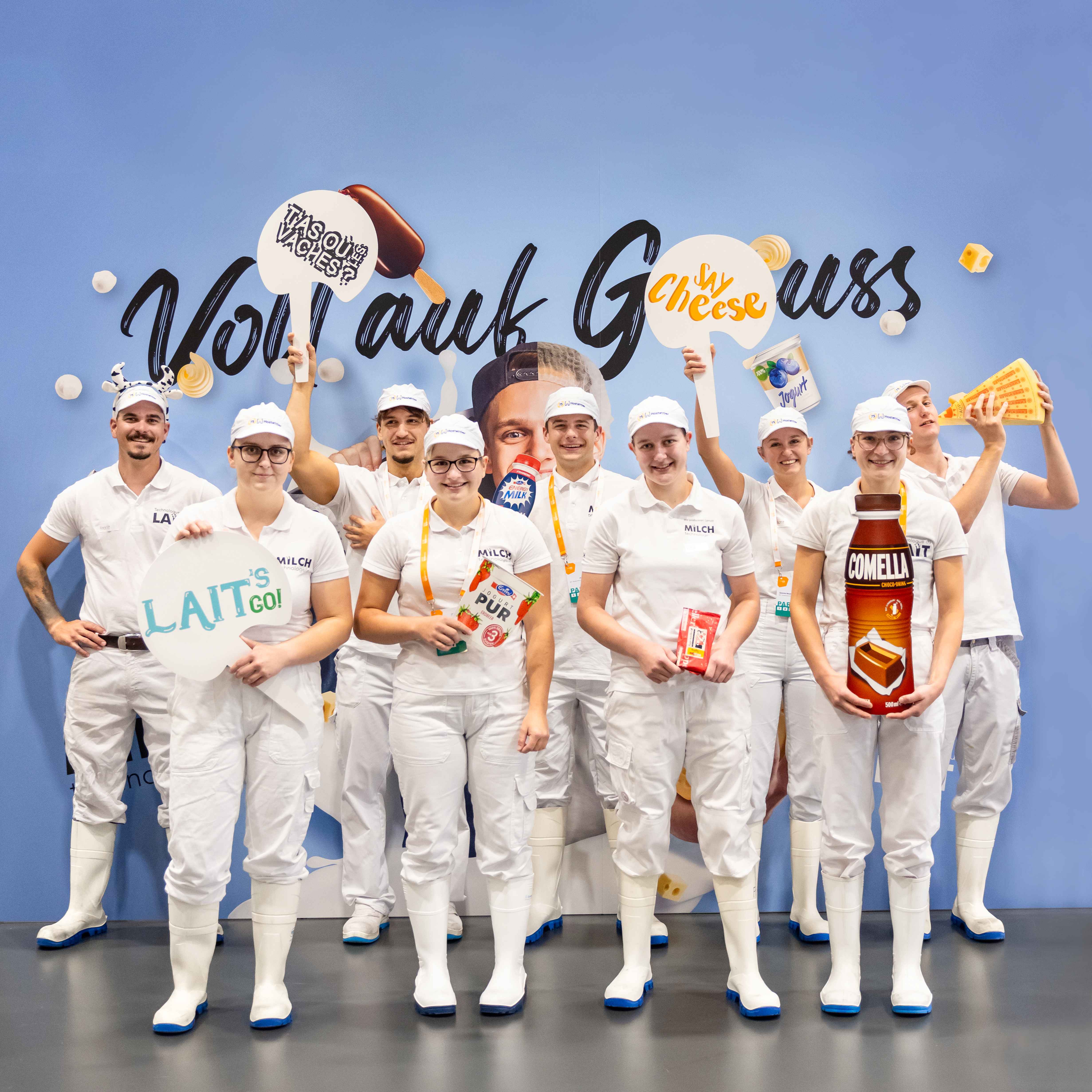 Das Bild zeigt junge Milchtechnologinnen und Milchtechnologen, welche Spass an ihrer Arbeit haben.